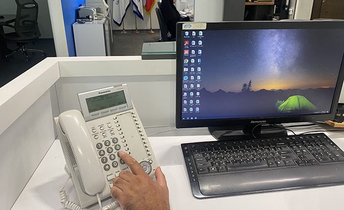 یک دست در حال گرفتن عدد 9 برای آزاد شدن خط است