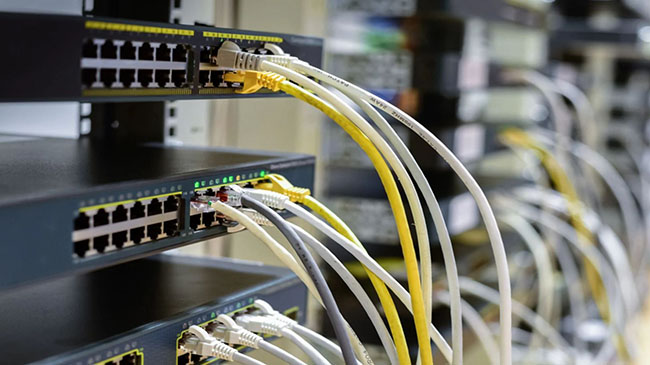 چند سوئیچ شبکه و کابل های اترنت متصل به آن